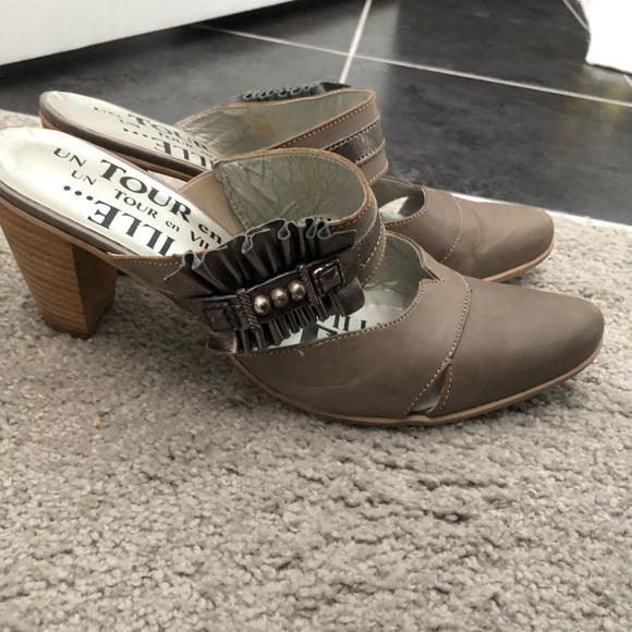 Heels With Detailed Strap - Picture 2 of 2